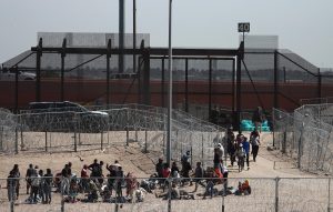 Cruce de inmigrantes en la frontera de EEUU con México desciende a mínimos históricos